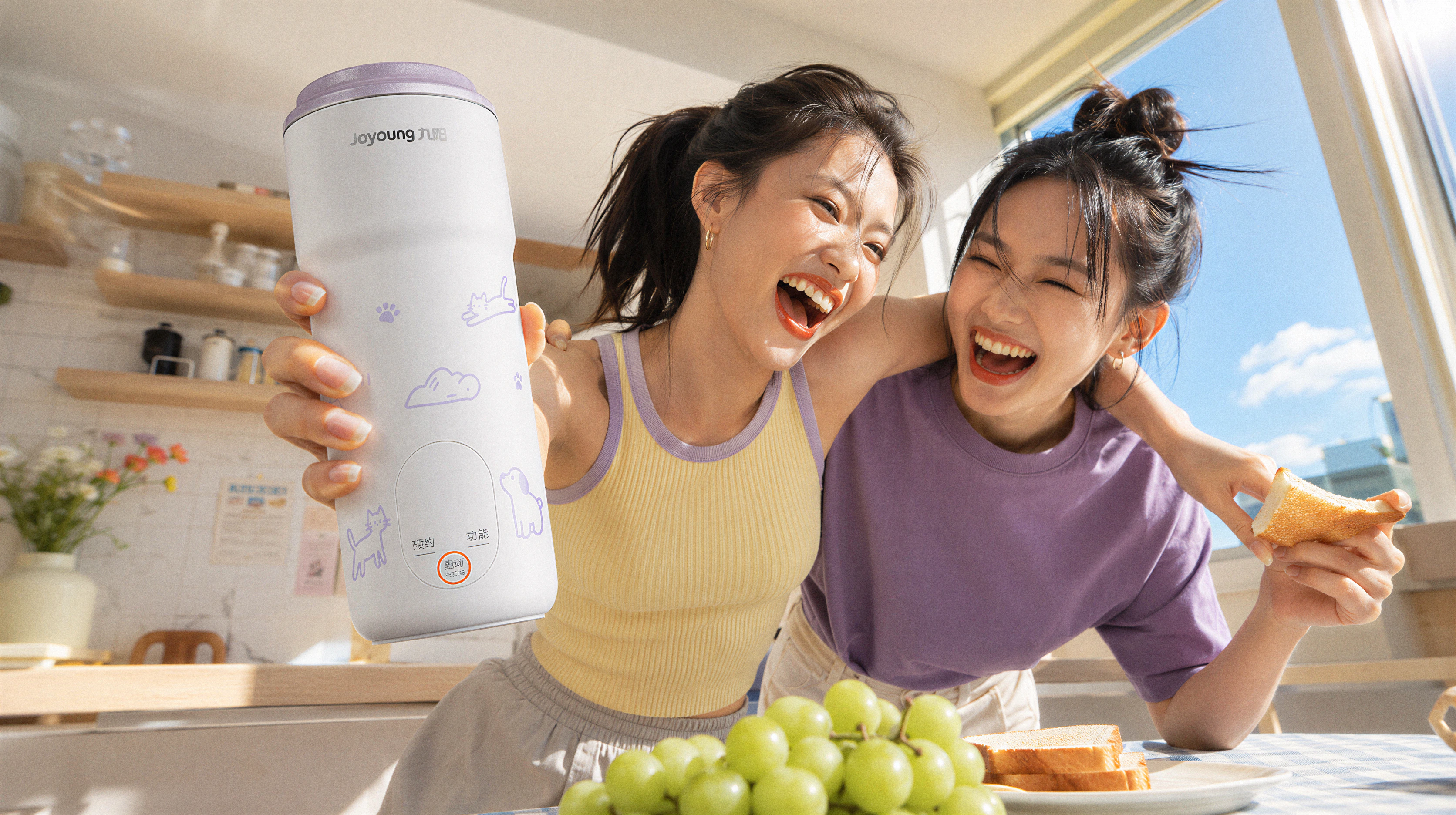 阳光家居场景中的九阳产品与年轻人物